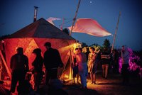 Hannes und seine Crew beim Aufbau der mobilen Sauna auf der Fusion 2019
