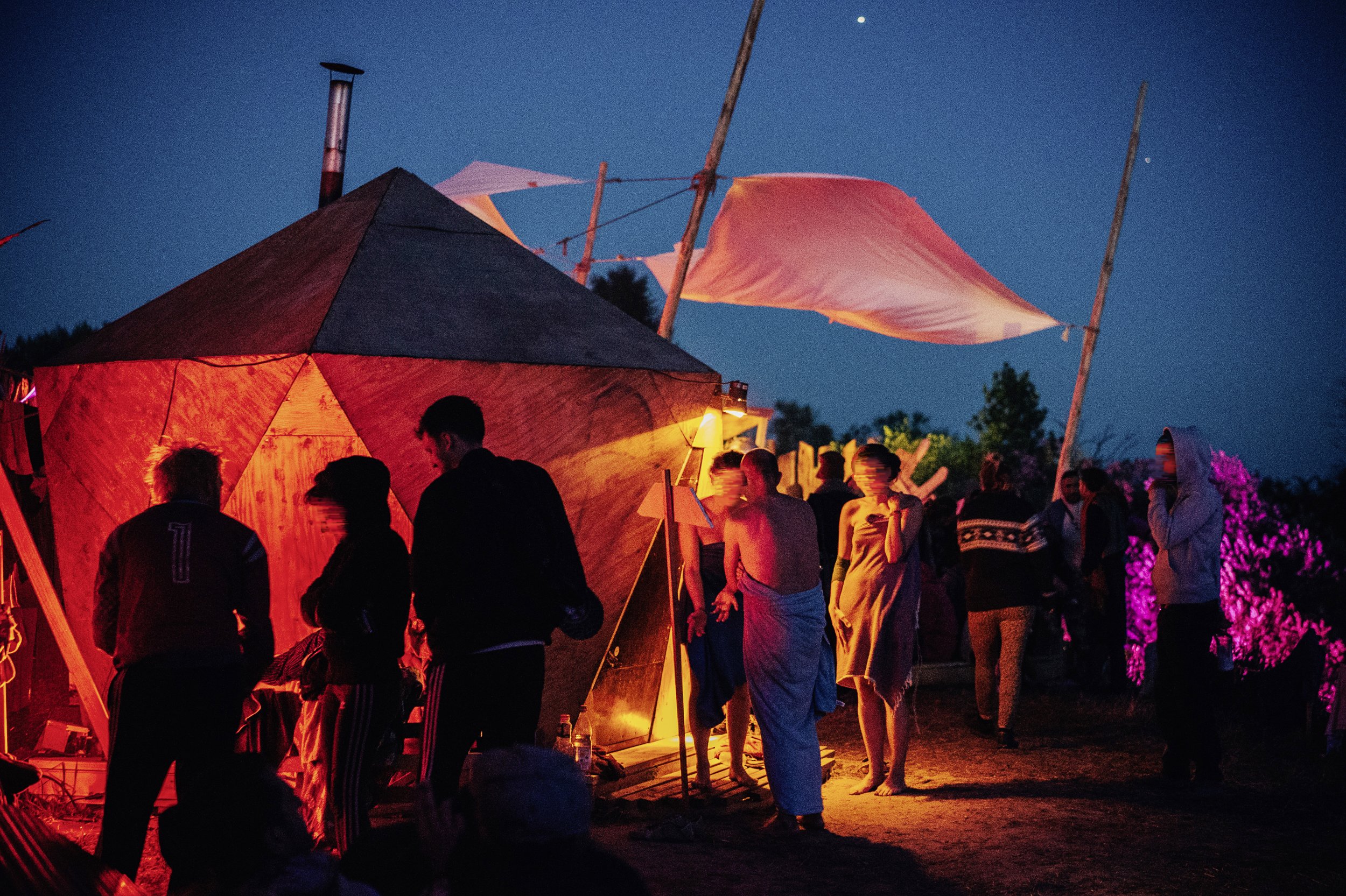 Hannes und seine Crew beim Aufbau der mobilen Sauna auf der Fusion 2019