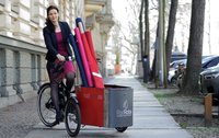Modedesignerin Maxi Lasheras auf ihrem Fahrrad