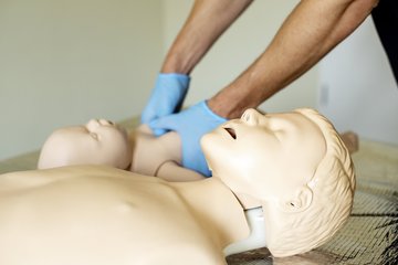Übung macht den Unterschied: Die Teilnehmenden lernen, wie Erste Hilfe bei Kindern funktioniert