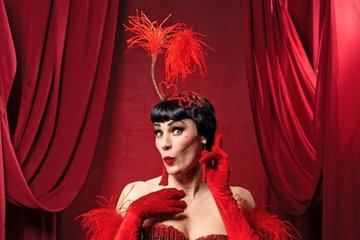 Mama Ulita, Host des Burlesque-Salons, ist bereits seit 20 Jahren Teil der Bewegung