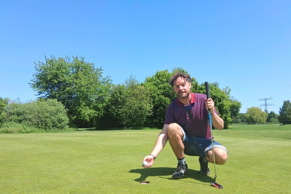 Ahoi-Redakteur Thomas Fritz durfte auf dem Kurzplatz seine Golf-Skills erproben