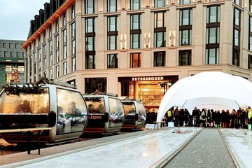 Gemütliche Gondeln und Eisstockbahnen laden auf den Burgplatz ein