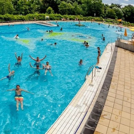 Großes Schwimmbecken vom Sommerbad Schönefeld