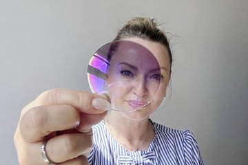 Susanne Zaspel- Faupel bei der Auswahl neuer Gläser
