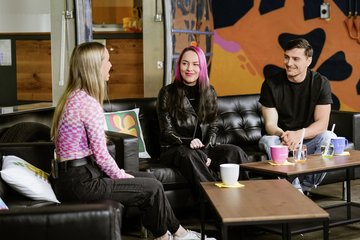 Kristy Pantak (l.) spricht mit DJane Pretty Pink und Handballspieler Lucas Krzikalla …