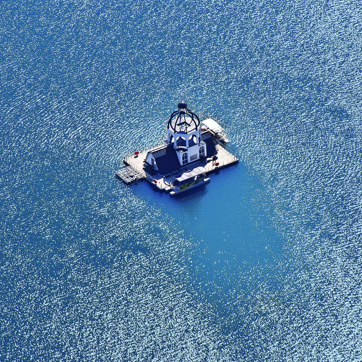 zusehen ein schwimmendes Haus auf dem Wasser 