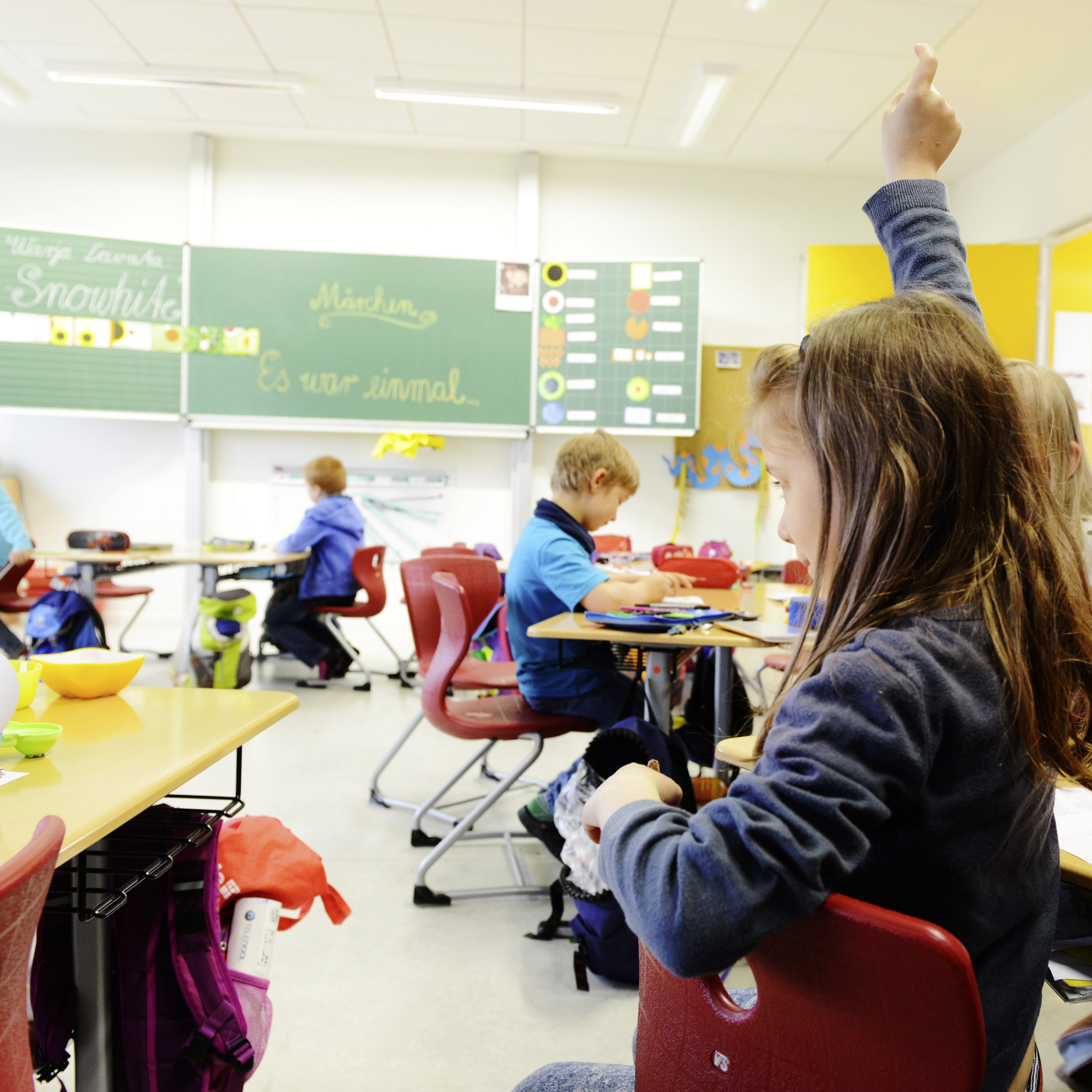 zusehen ein Kind in der Schule das sich meldet 