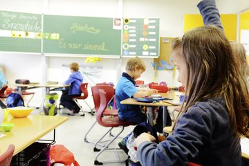 zusehen ein Kind in der Schule das sich meldet 