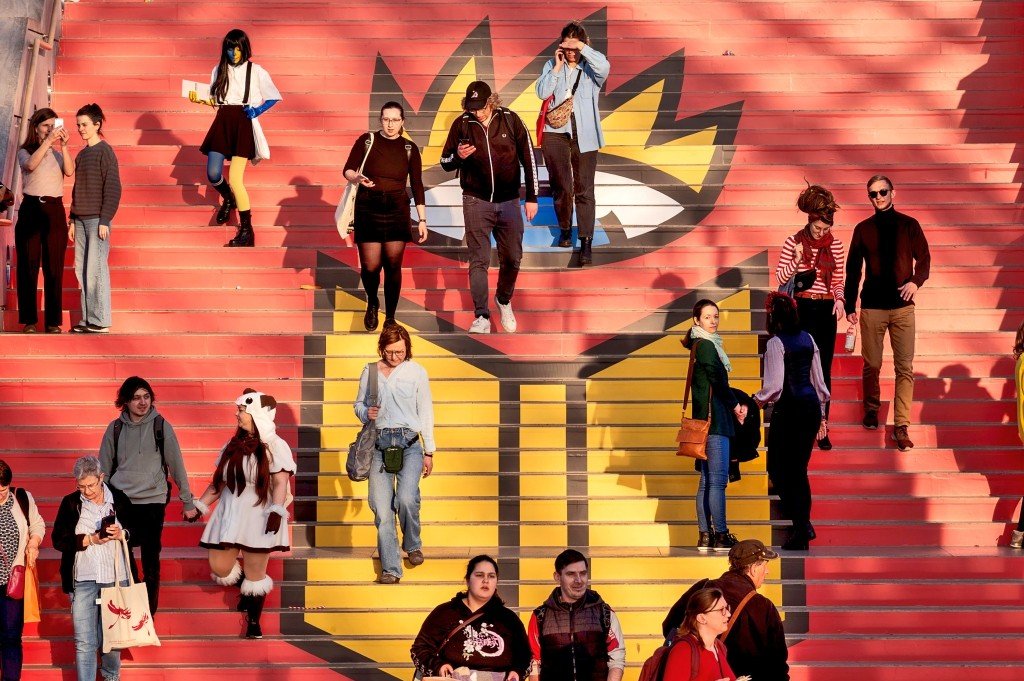 Markante Treppe mit Buchmesse-Logo in der Glashalle – beliebtes Fotomotiv und Treff punkt