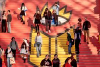 Markante Treppe mit Buchmesse-Logo in der Glashalle – beliebtes Fotomotiv und Treff punkt
