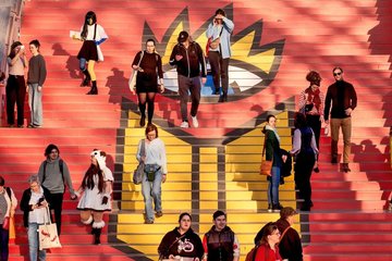 Markante Treppe mit Buchmesse-Logo in der Glashalle – beliebtes Fotomotiv und Treff punkt