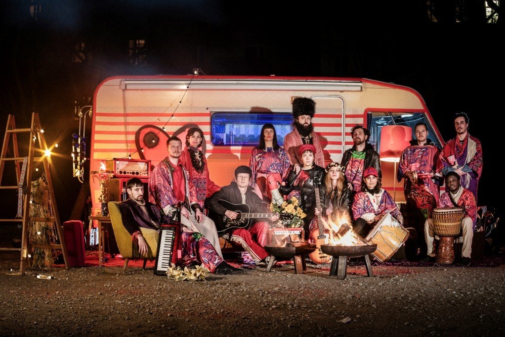 Der Caravan of LUV fährt mit seiner Performance-Kommune vor die Leipziger Oper