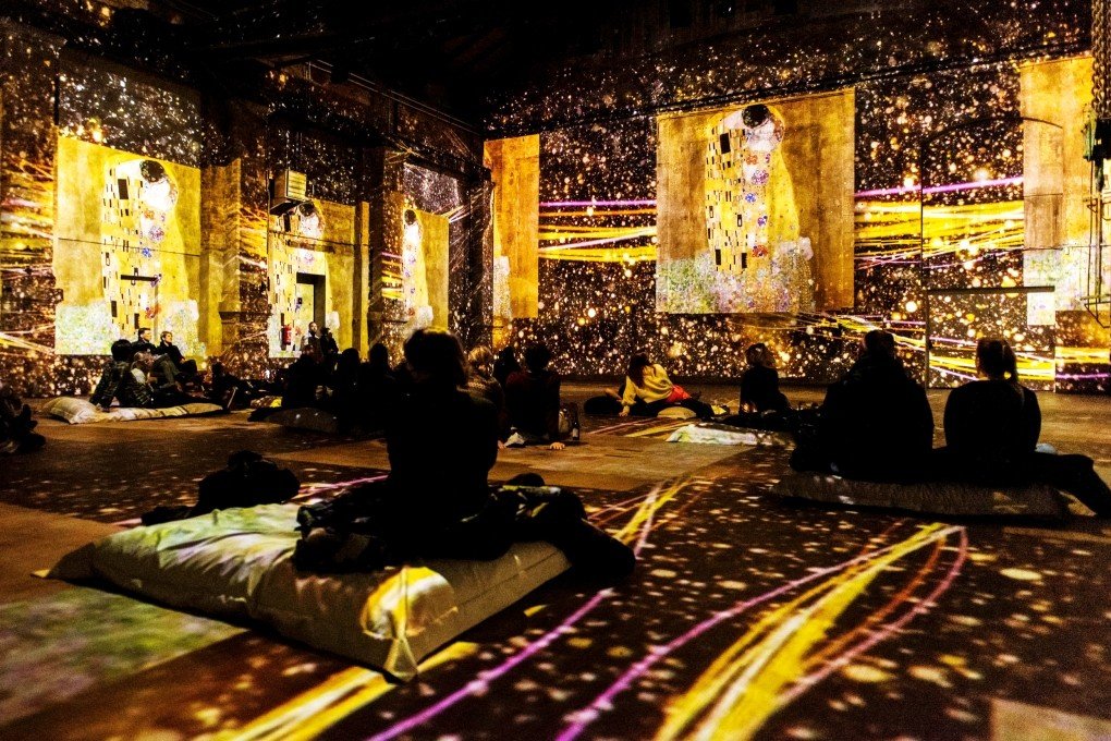 Die „Klimt Gold Experience“ verwandelt die einstige Industriehalle in eine digitale Welt der Wiener Moderne