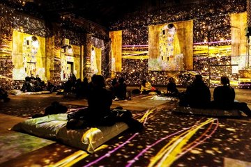 Die „Klimt Gold Experience“ verwandelt die einstige Industriehalle in eine digitale Welt der Wiener Moderne