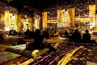 Die „Klimt Gold Experience“ verwandelt die einstige Industriehalle in eine digitale Welt der Wiener Moderne