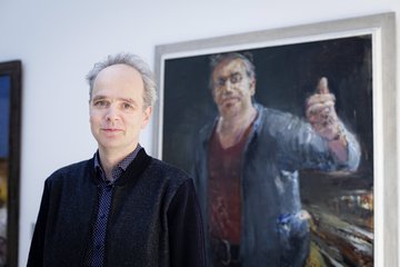 Kurator Philipp Freytag vor dem Heisig- Werk „Brigadier II“