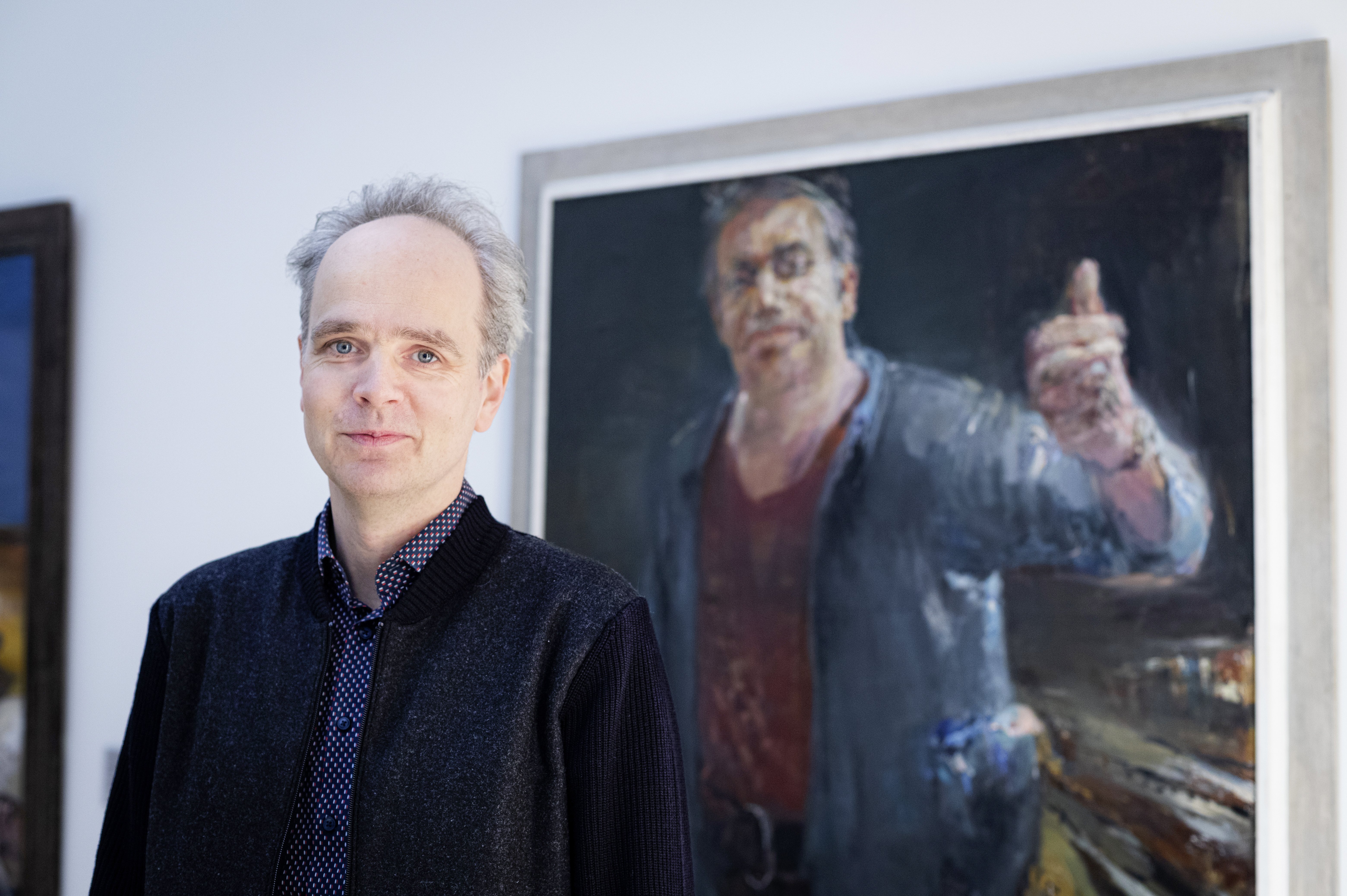 Kurator Philipp Freytag vor dem Heisig- Werk „Brigadier II“