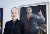 Kurator Philipp Freytag vor dem Heisig- Werk „Brigadier II“