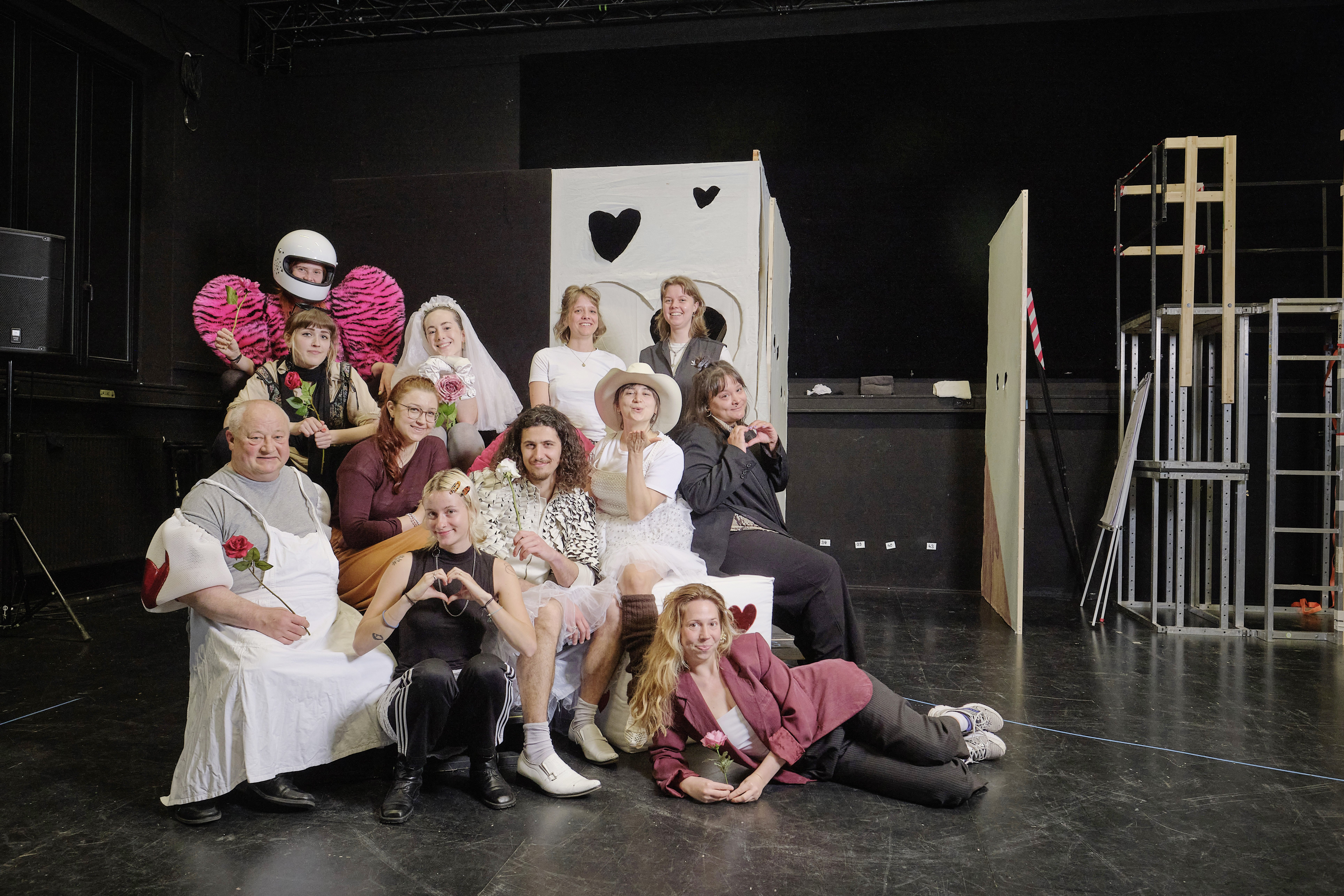 Noch wird im Saal geprobt: das Team des Sommertheaters am Schauspiel