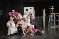Noch wird im Saal geprobt: das Team des Sommertheaters am Schauspiel