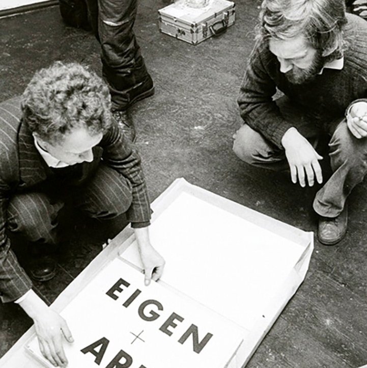 Gerd Harry Lybke begutachtet 1985 eine Sammelmappe mit Helmar Penndorf, dem damaligen Leiter der Grafischen Sammlung des Museums Altenburg