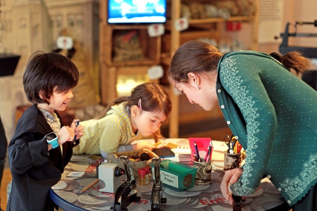 Im Kindermuseum werden historische Arbeitsabläufe ausprobiert