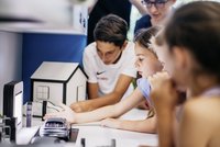 Kinder in der Porsche Erlebniswerkstatt