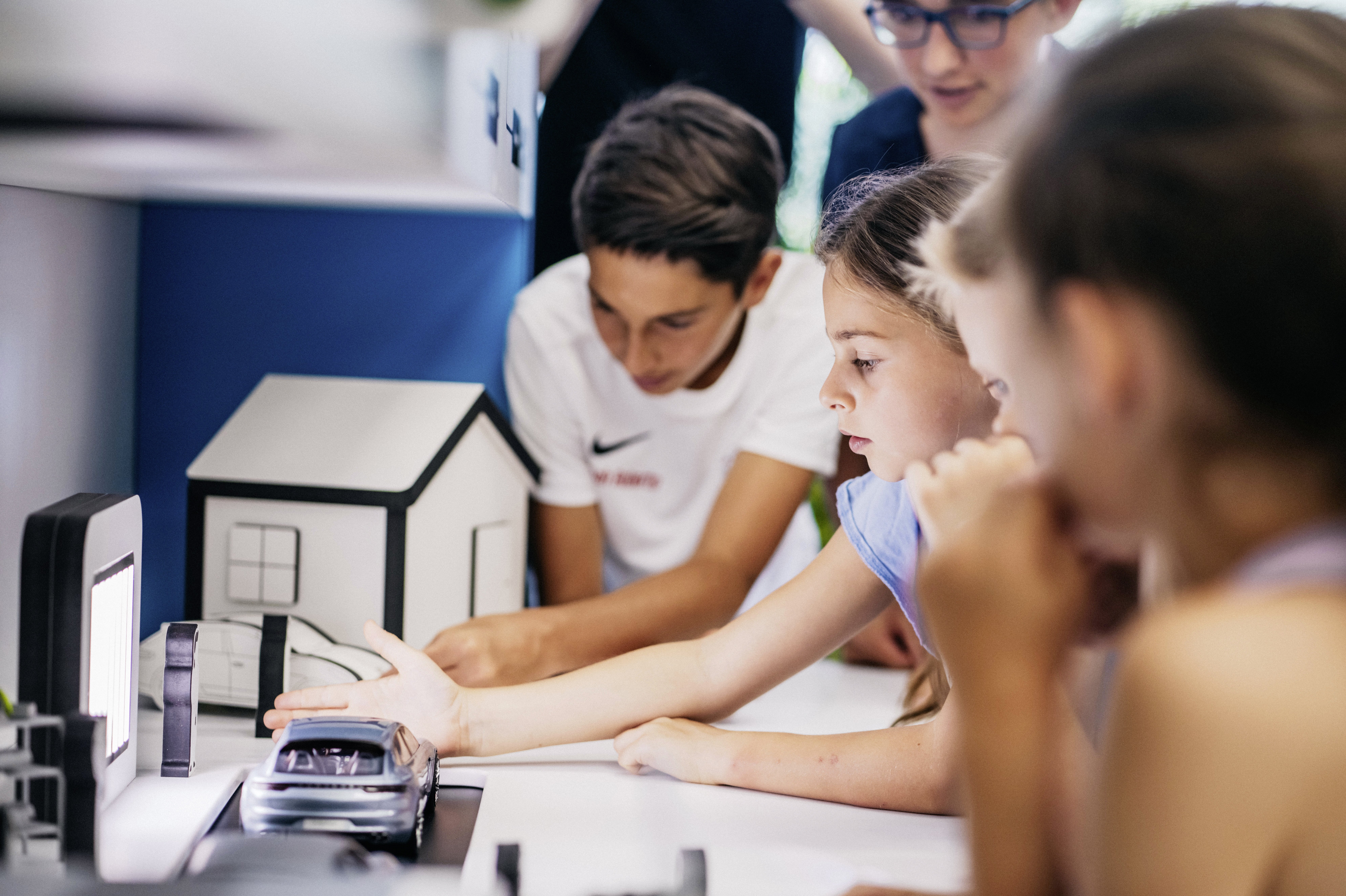 Kinder in der Porsche Erlebniswerkstatt