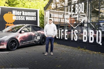 Andreas Rink vor der Grillakademie