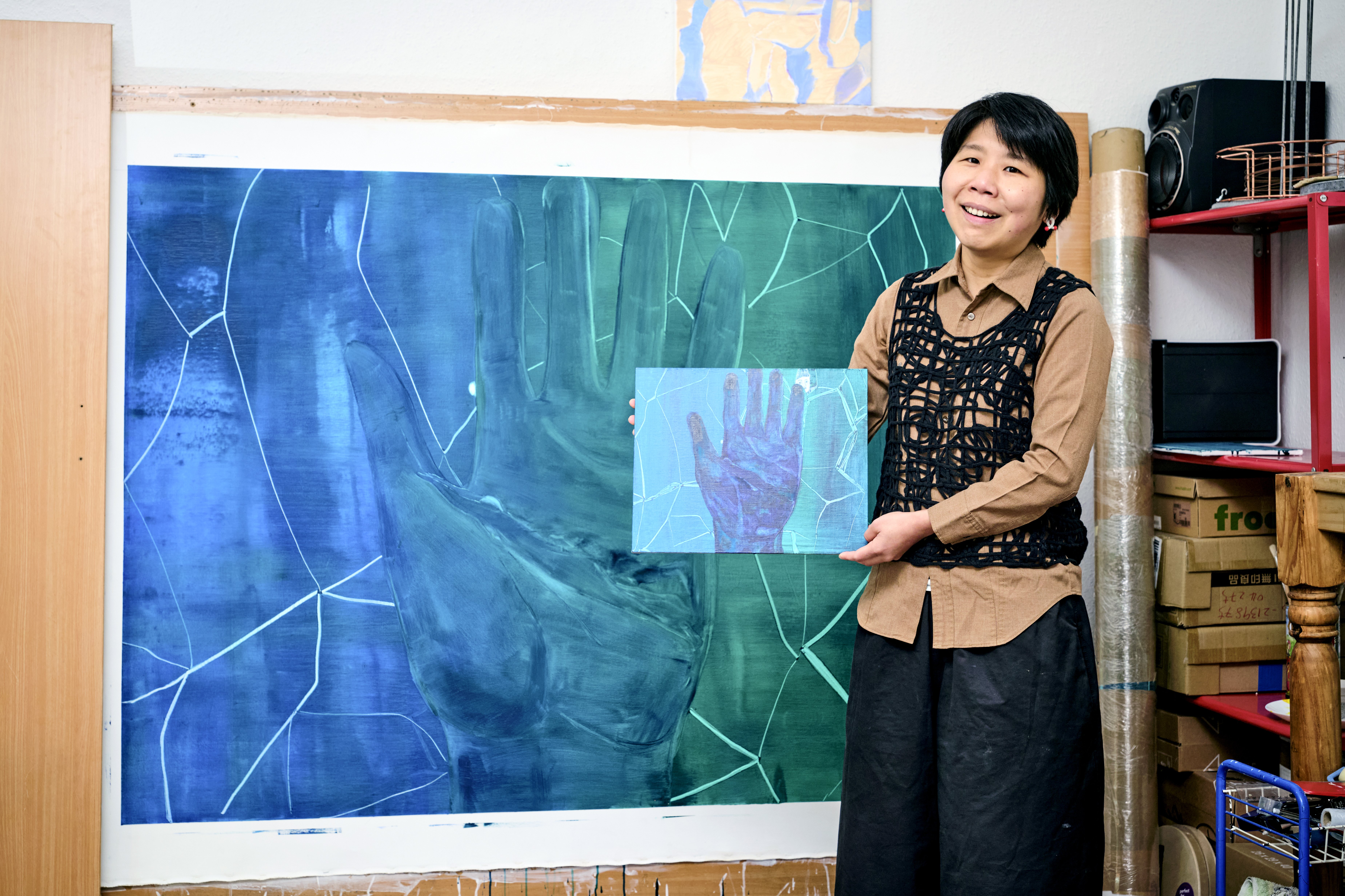 Ling- Yu Tai in ihrem Atelier mit zwei ihrer Werke