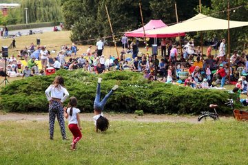 Zuhören oder Herumtoben – beides ist erlaubt auf der Wiese beim Hörspielsommer