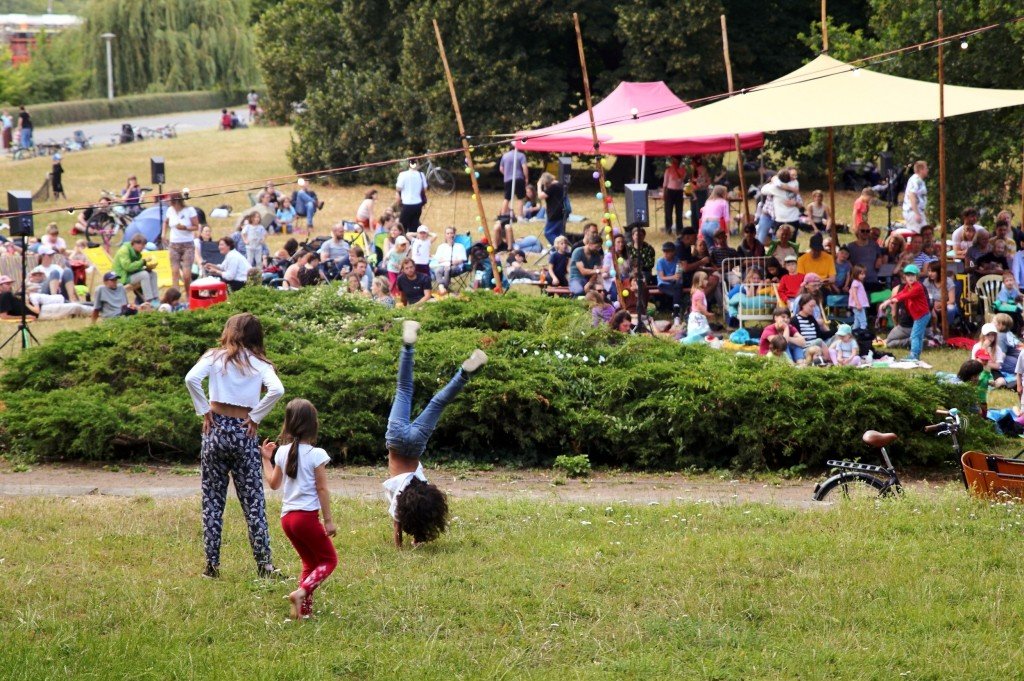 Zuhören oder Herumtoben – beides ist erlaubt auf der Wiese beim Hörspielsommer