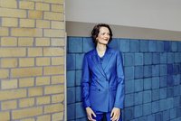 Laura Hertel in einem Hosenanzug aus der neuen Business-Kollektion von Schleifenfänger