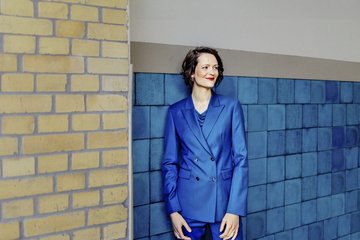 Laura Hertel in einem Hosenanzug aus der neuen Business-Kollektion von Schleifenfänger