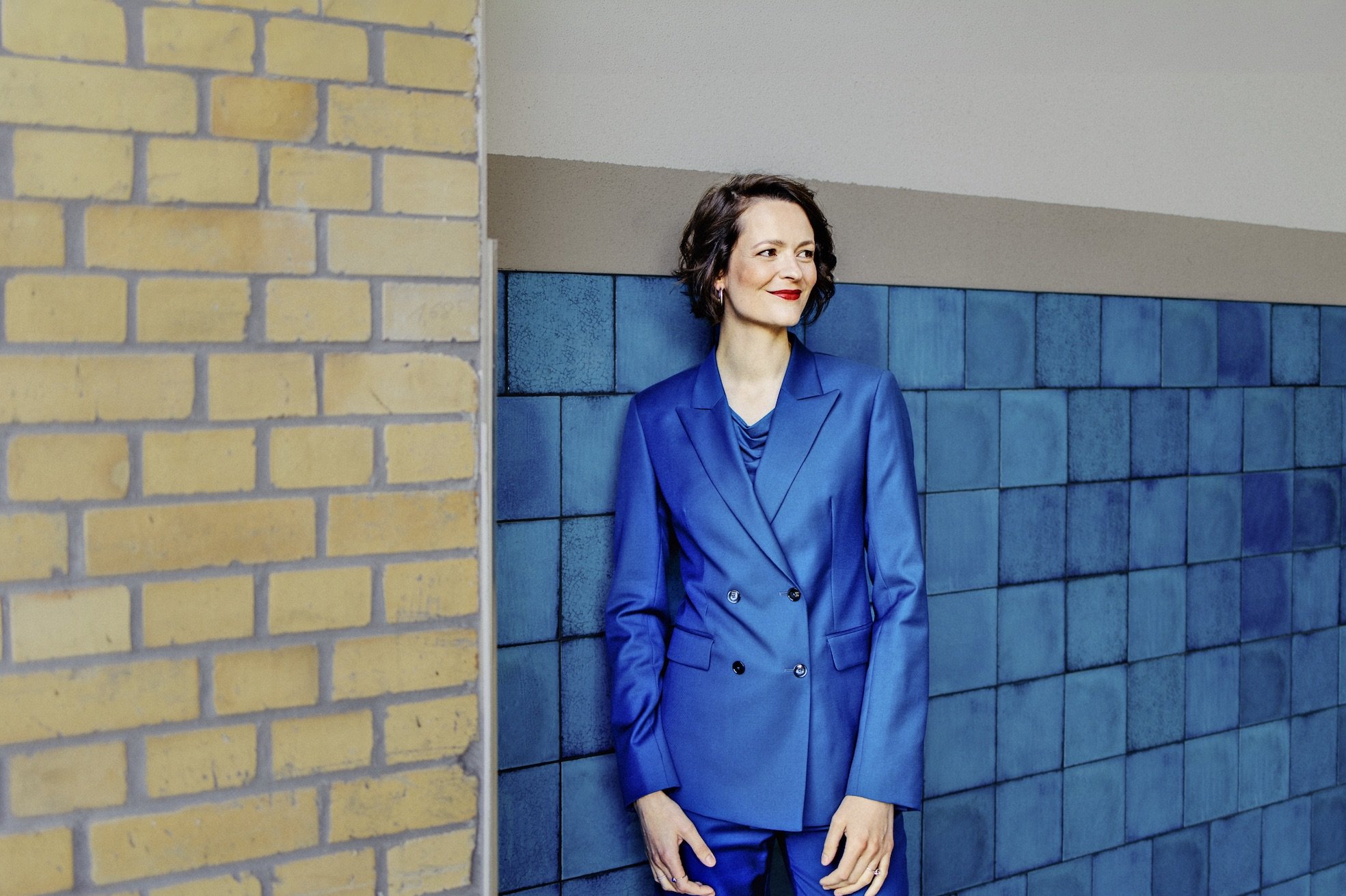 Laura Hertel in einem Hosenanzug aus der neuen Business-Kollektion von Schleifenfänger
