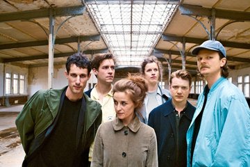 Schauspieler Julius Forster (2. v. l.) kommt mit seiner Band auf die Theaterbühne
