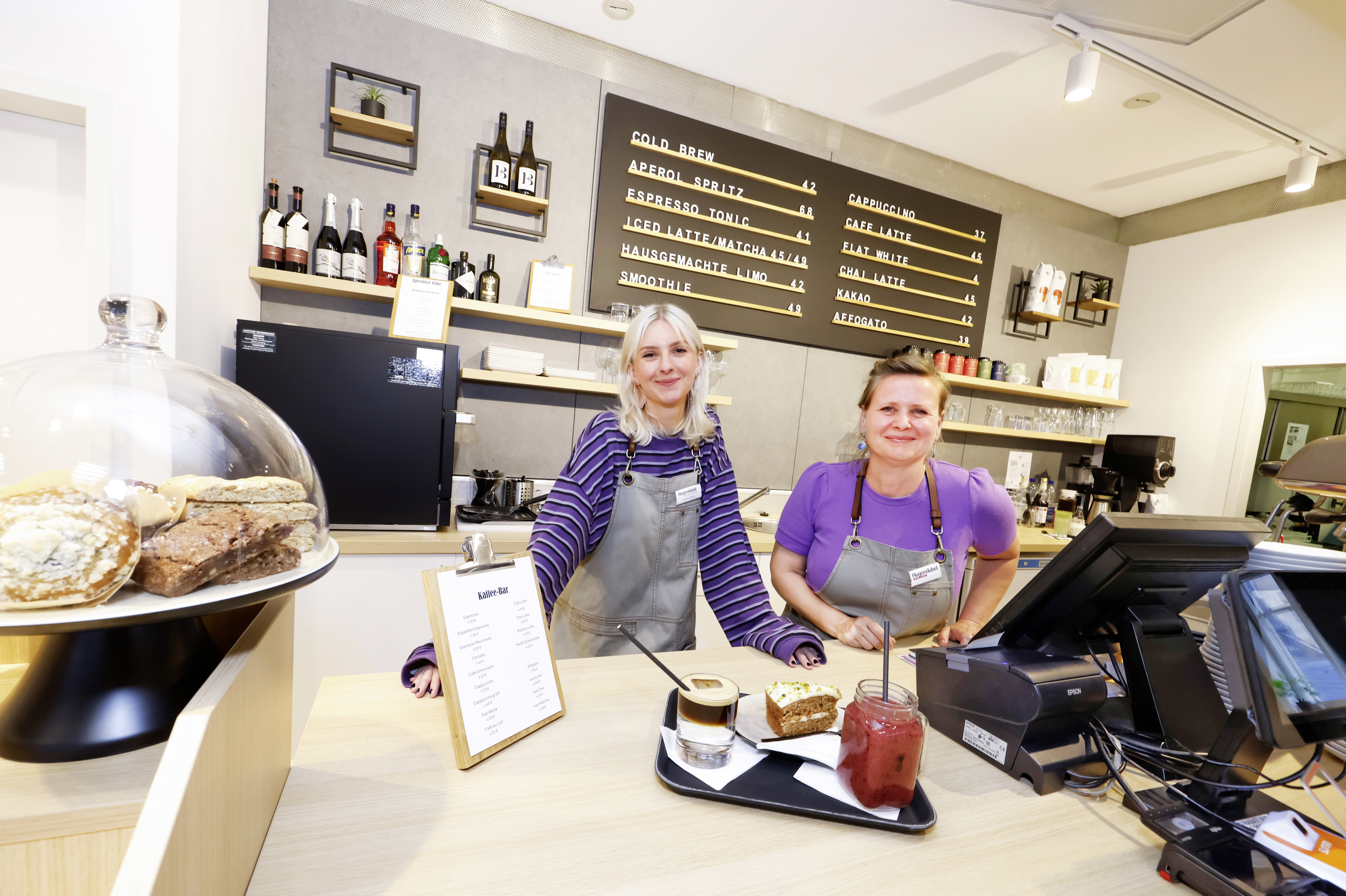 Das Team des Cafés im Hugendubel hält jede Menge Leckeres bereit