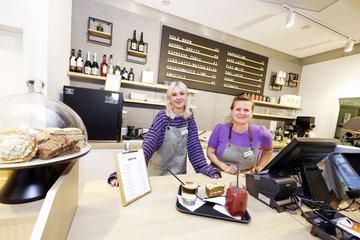 Das Team des Cafés im Hugendubel hält jede Menge Leckeres bereit