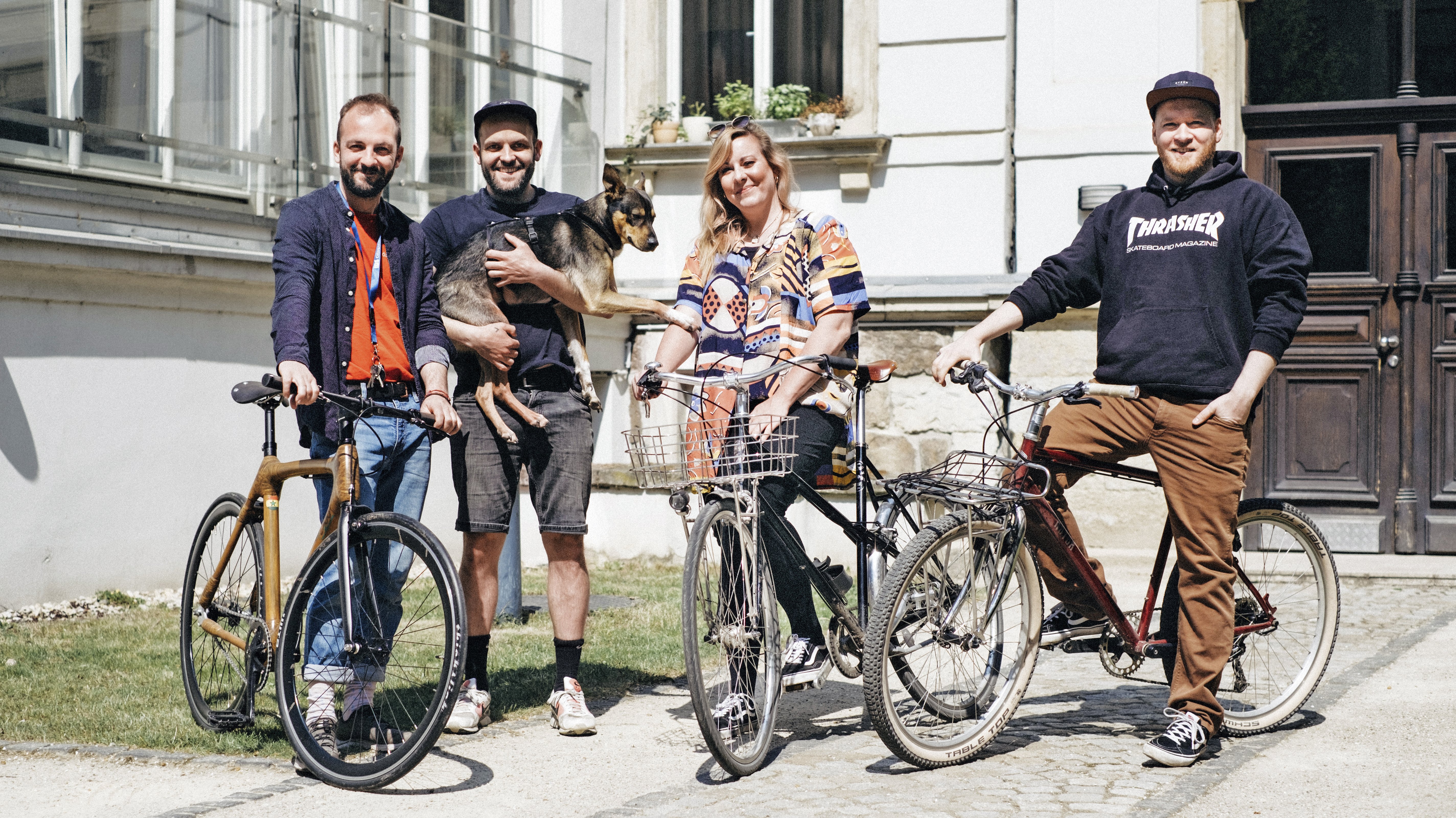 4 Menschen vom Team We ride Leipzig mit ihren Fahrrädern 