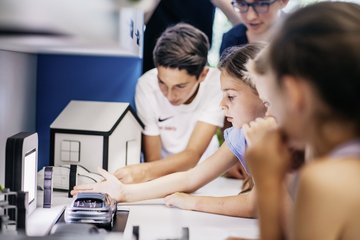 Im „Porsche Antriebslabor“ kommen technikinteressierte 10- bis 12-Jährige auf ihre Kosten