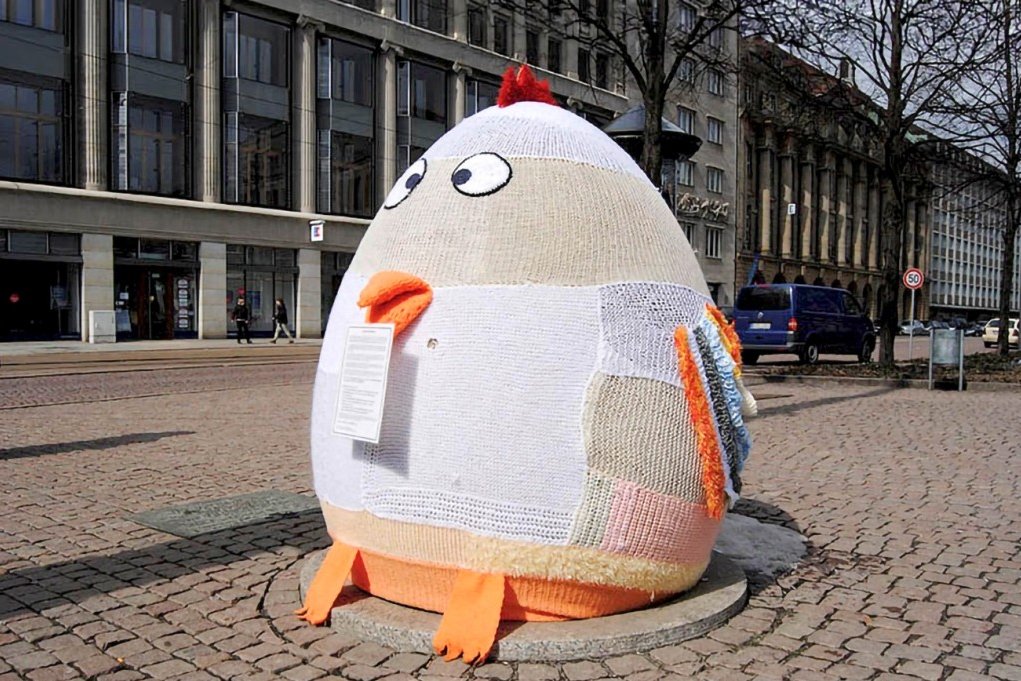 2013: In der Osterzeit „verschönerte“ die Bunte Strick Guerilla (BSG) der Stadt die Glocke und verwandelte sie in ein bestricktes Küken. Neben den Kosten kritisierte die BSG den wenig erschließbaren Zusammenhang zwischen Demokratie und unrhythmischen Tönen.