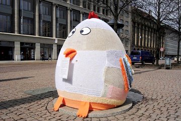 2013: In der Osterzeit „verschönerte“ die Bunte Strick Guerilla (BSG) der Stadt die Glocke und verwandelte sie in ein bestricktes Küken. Neben den Kosten kritisierte die BSG den wenig erschließbaren Zusammenhang zwischen Demokratie und unrhythmischen Tönen.