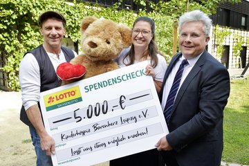 Schauspieler Hendrik Duryn (l.) bei der Scheckübergabe an das Kinderhospiz Bärenherz