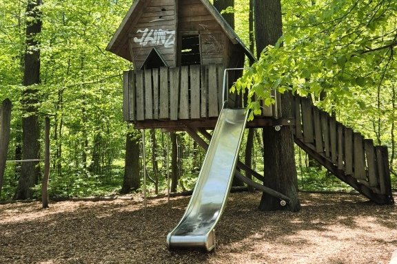 Märchenhafter Waldspielplatz für warme Tage