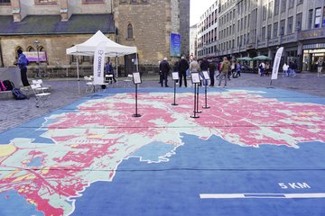 Der Teppich auf dem Nikolaikirchhof zeigt das Ausmaß der Versieglung