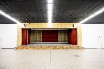 Die Interims-Bühne des Schauspiels – ab April wird zusätzlich auf dem Agra-Gelände gespielt