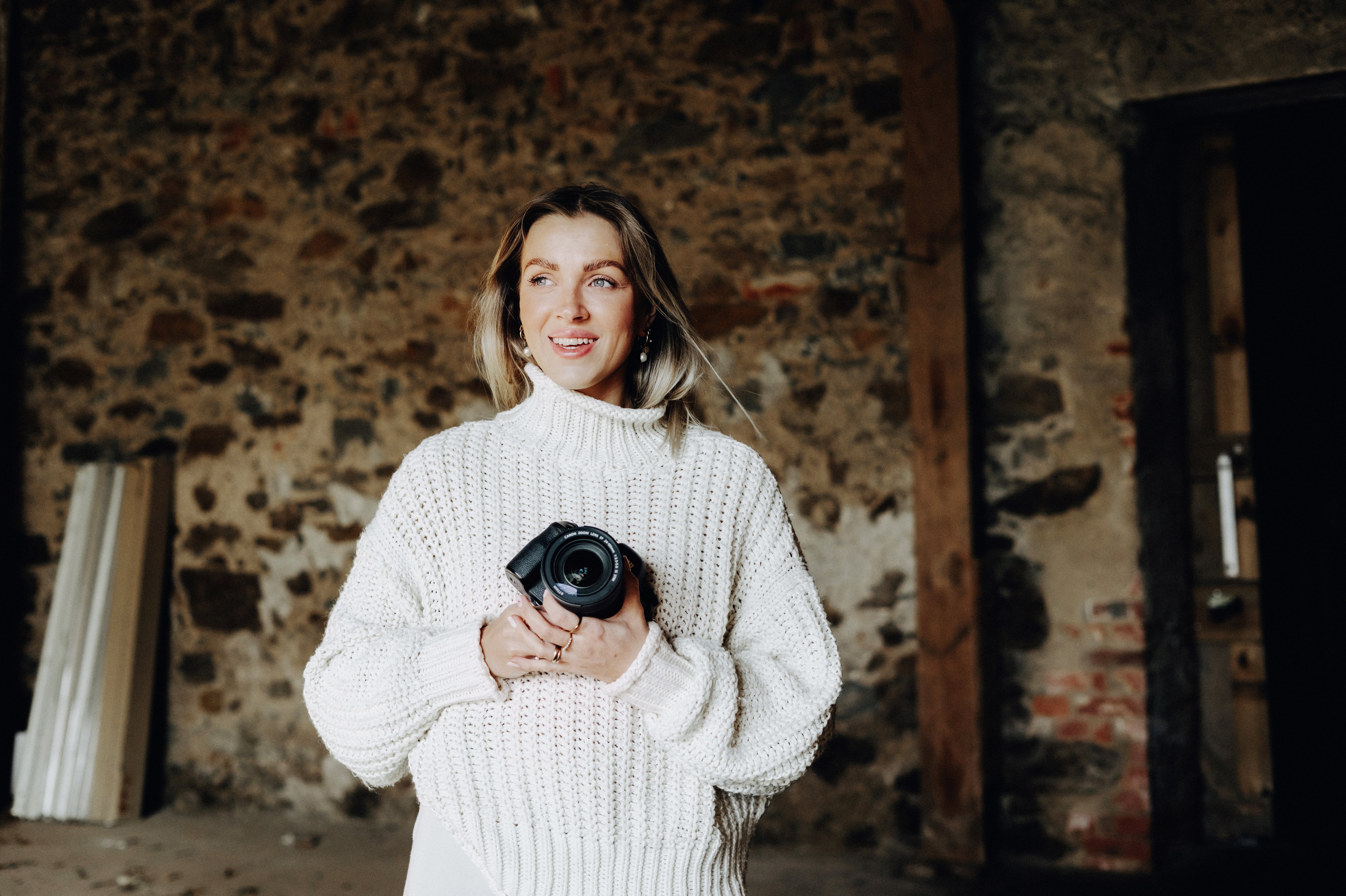 Fotografin mit ihrer Kamera in der Hand 