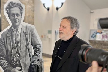 Peter Stein neben einem Foto seines Vaters, der 1909 in Dresden geboren wurde und 1967 in New York starb