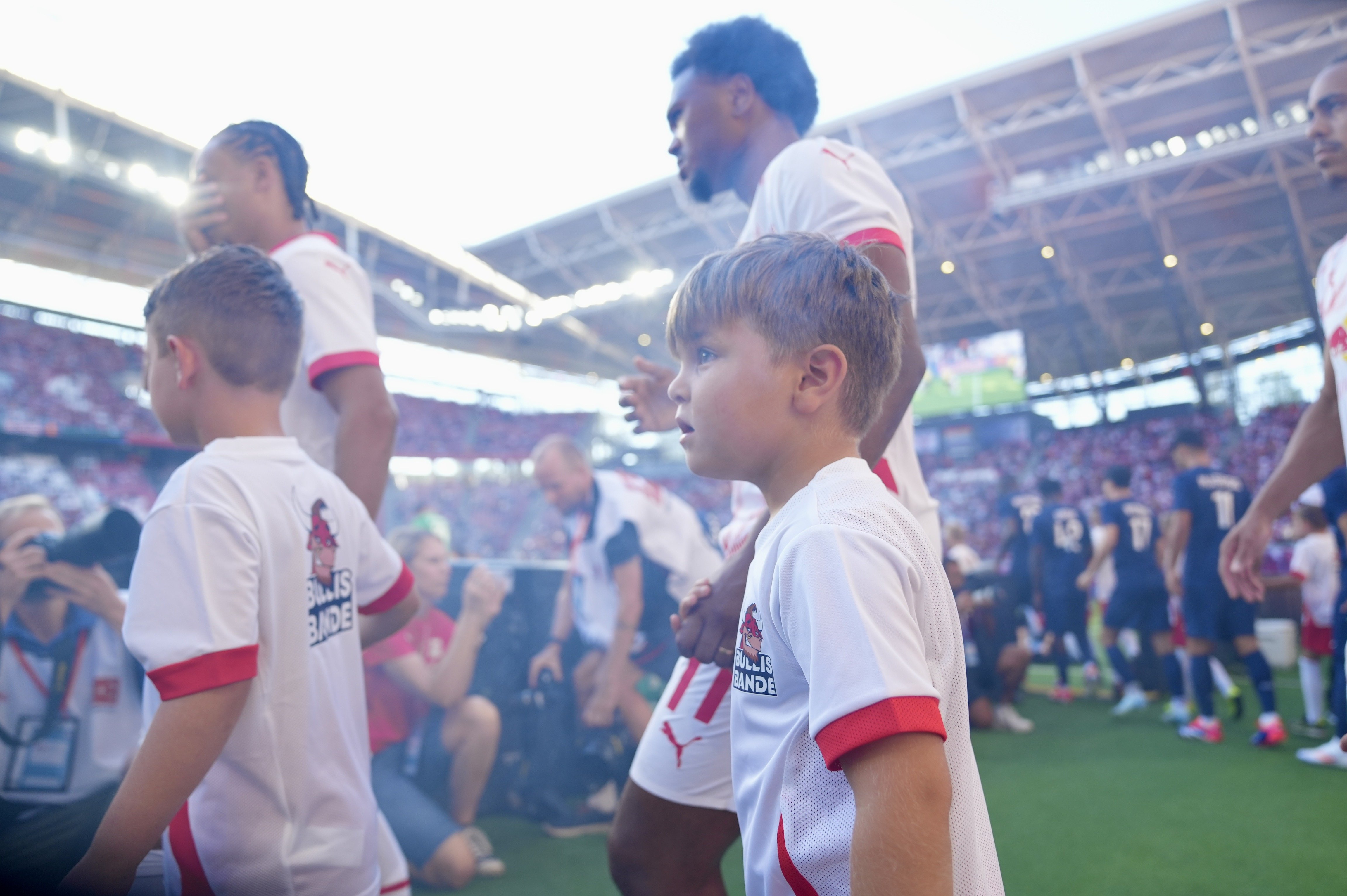 Einlaufkind bei einem Spiel von RB Leipzig – Bullis Bande machts möglich